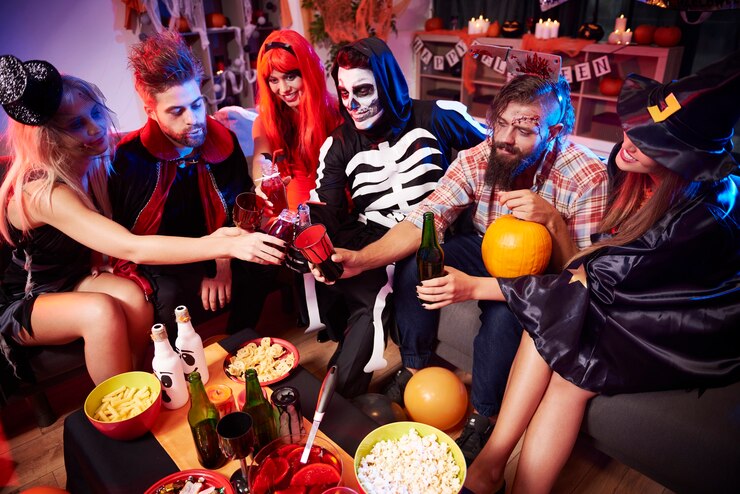 jovenes-amigos-divirtiendose-fiesta-halloween_329181-16567